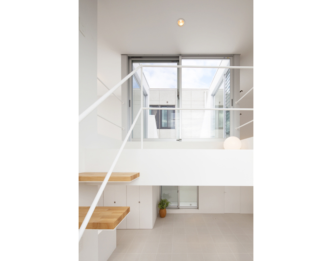 ルーフテラスへ続く木の踏板階段