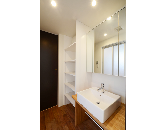 収納棚と鏡面裏の収納がある洗面スペース