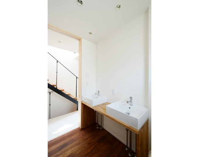 二つ洗面ボウルを配置した洗面所