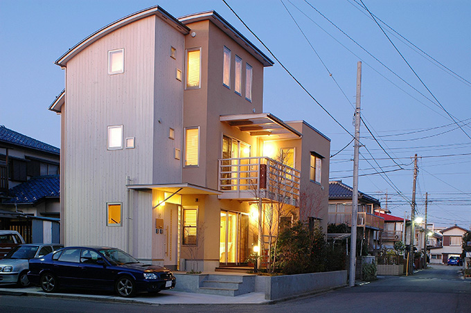 湾曲した屋根、板張りと左官仕上げが創りだす外観