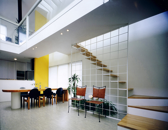 拡がりを、階段もメッシュ状にして