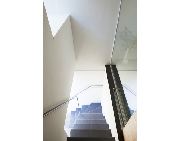 ガラスとモノトーンの配色がモダンな印象の2階玄関ポーチ