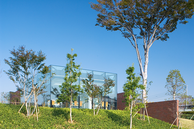 丘の上の風を感じる家