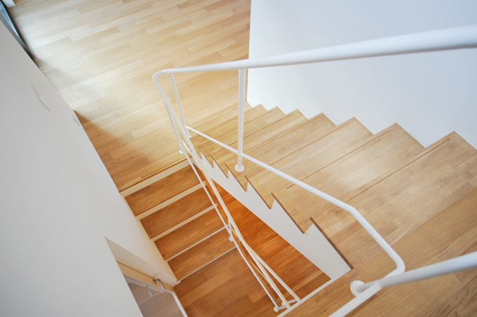 階段から下を見る