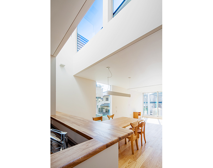 バルコニーに干した洗濯物の様子が見られるキッチン