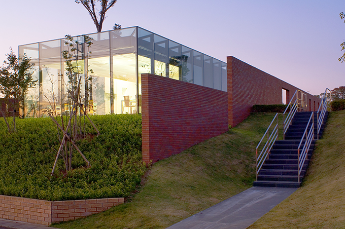 夕焼けに表情を変える外観