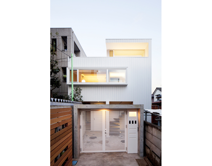 オレンジ色の光がもれる西側の外観