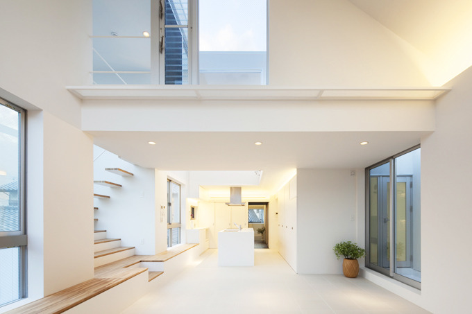 間接照明から温かい光がもれる夕方のリビング