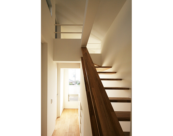 存在感のある集成材の手摺と段板