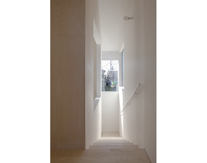 吹き抜け空間を取り囲む階段