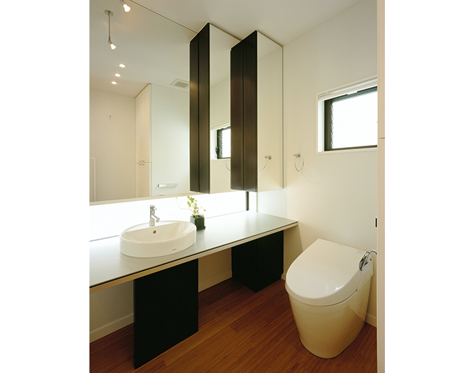 「水どころ」カウンターにスリット状の光が