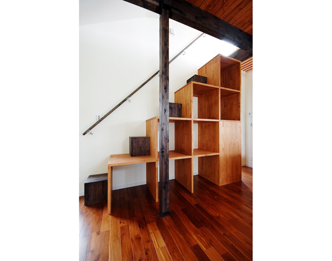 階段下を利用した木製収納