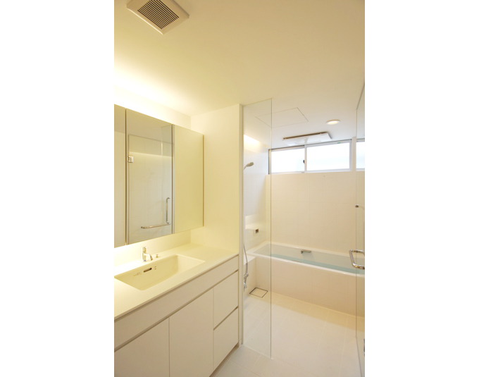 ホワイトでまとめられたバスルーム