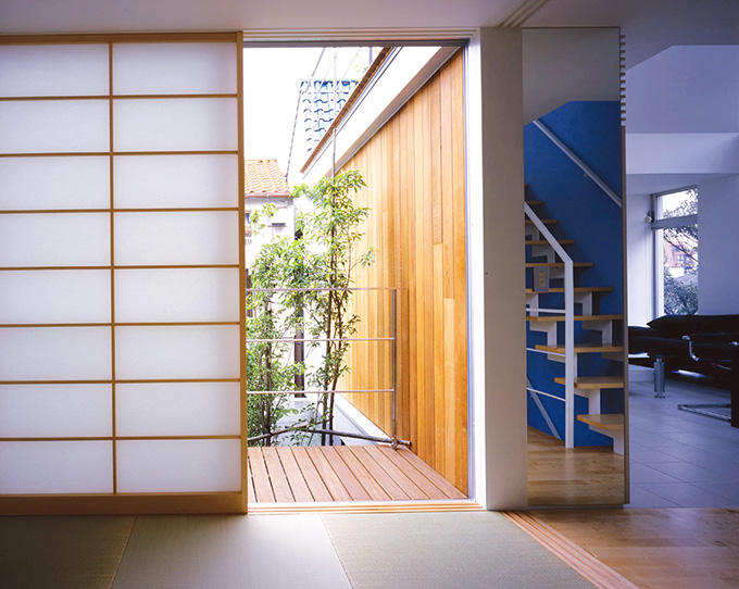 畳スペースからみる木製外壁