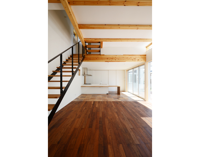 ダークブラウンの無垢フローリング