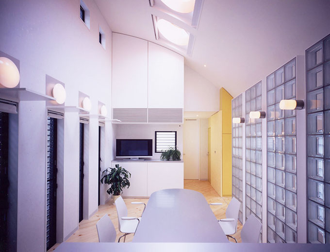 曲面の天井から丸いシリンダー状の光が