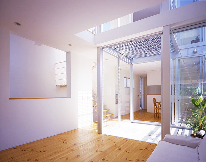 部屋の中心から光が注ぐ明るい室内