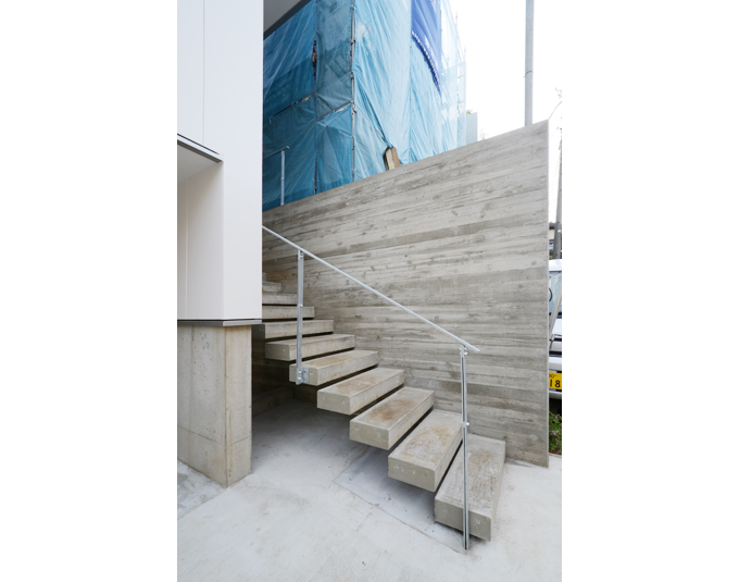 コンクリート素材のモダンな外階段