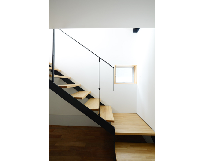 直線のフォルムが美しい階段