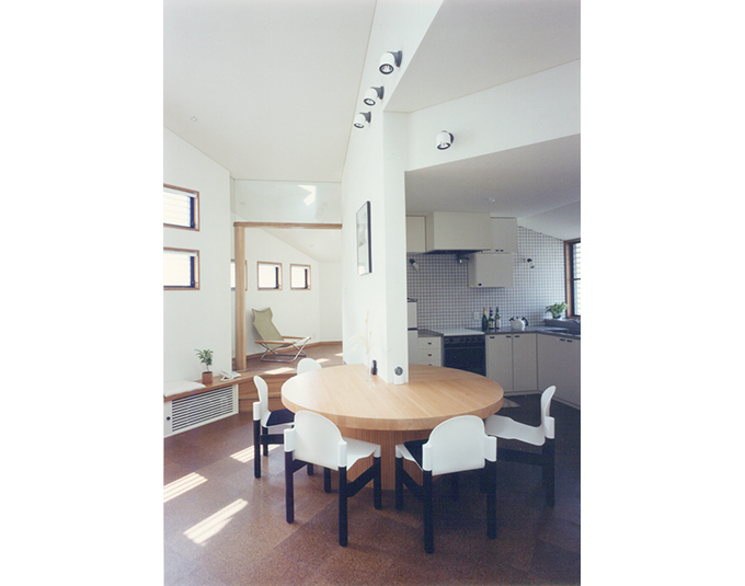 円形の多目的テーブルがパーティーの脇役