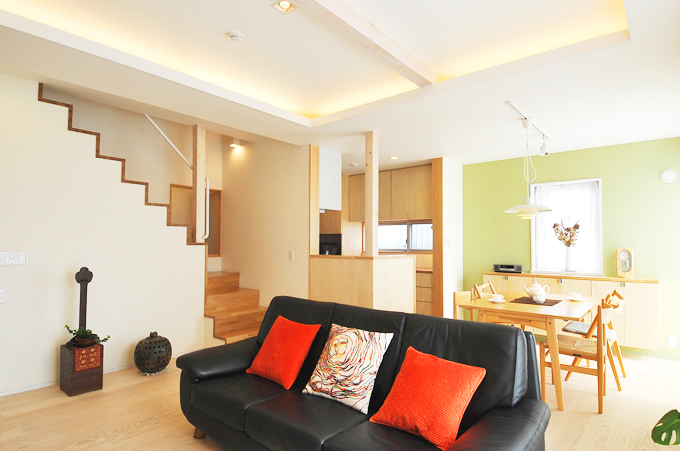 リビングから昇り降りするオープン階段