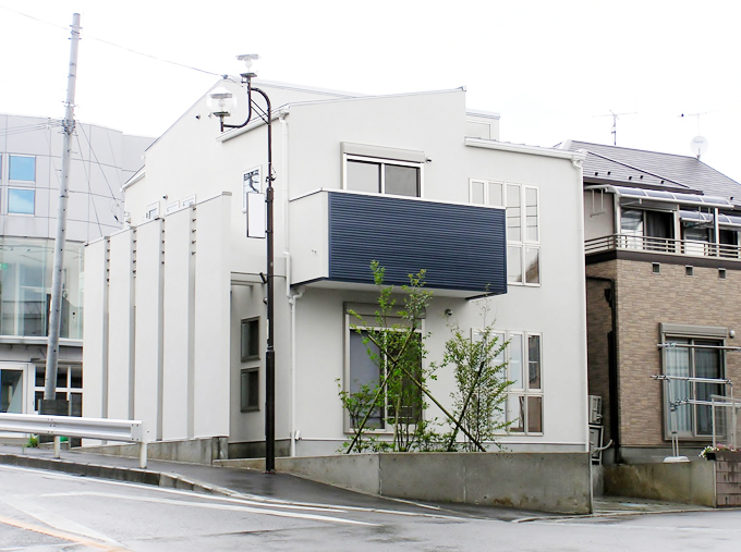 道路側のサッシの前に木を配置してプライバシーに考慮した外観