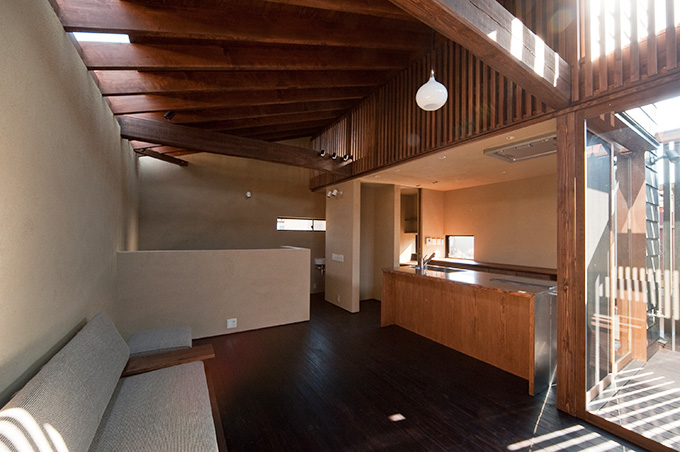 重厚な木の質感を活かしたLDK