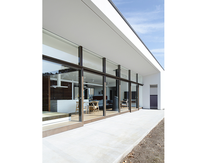 全面窓で自然光を取り込む家