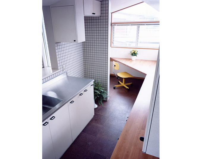 奥にはホビーコーナー、外を見やりながら