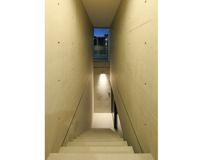 光を取りこんだ地下室への階段 Fevecasa フェブカーサ