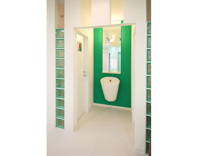 トイレにつながる洗面台まわり