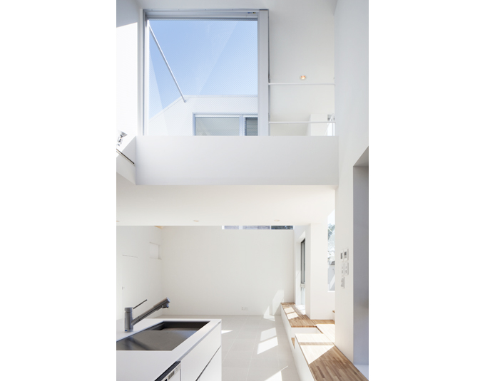 外で料理をしている気持ちになるキッチンの吹き抜け