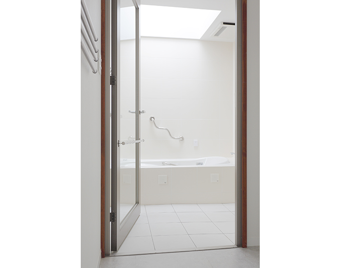 白を基調とした明るい浴室