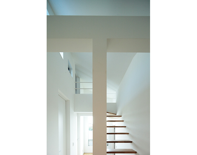 ロフトへとむかう木製階段