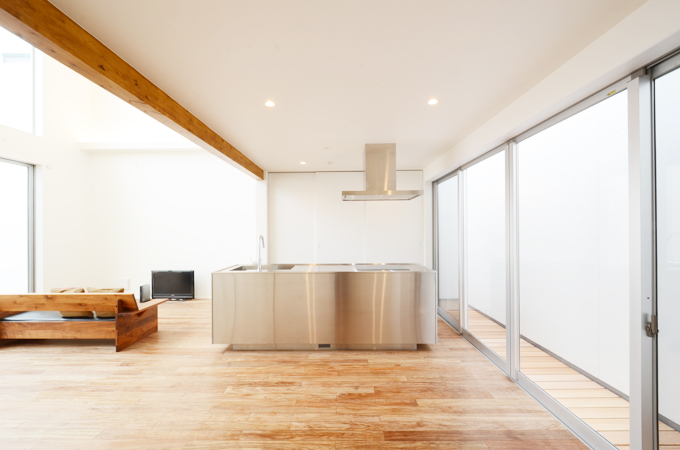 ステンレス素材がクールなキッチン