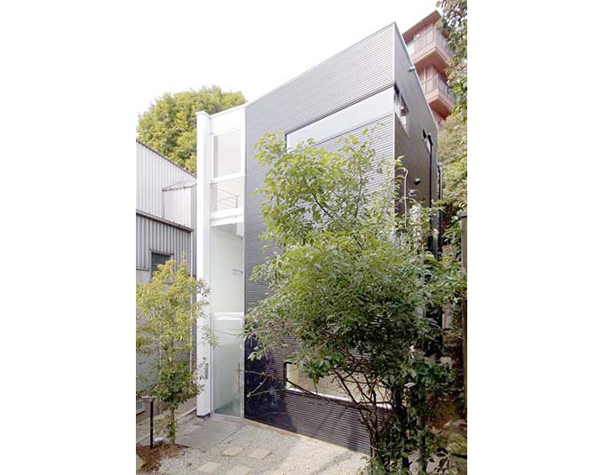 緑の中に佇む家