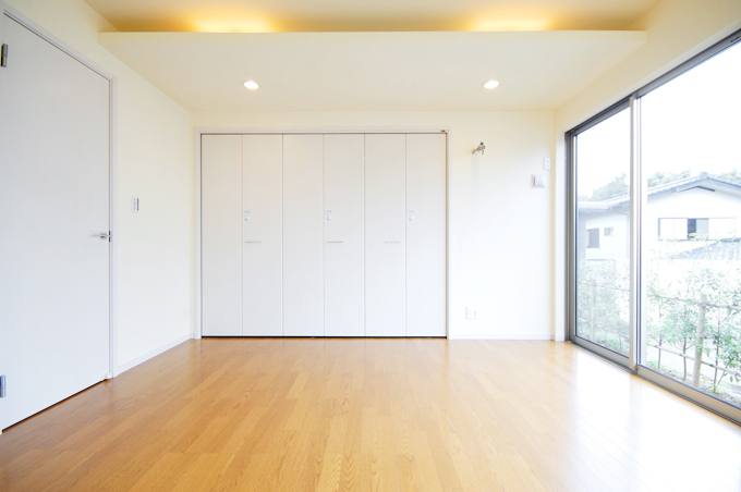 シンプルな部屋と大きな開口部