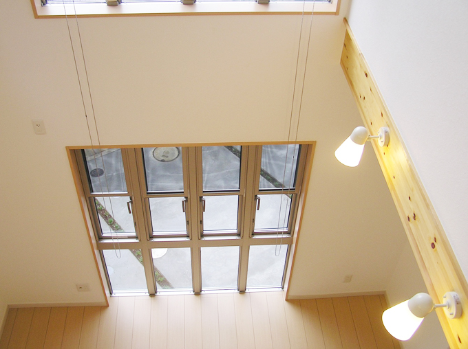 ２階から１階を眺めた吹抜け