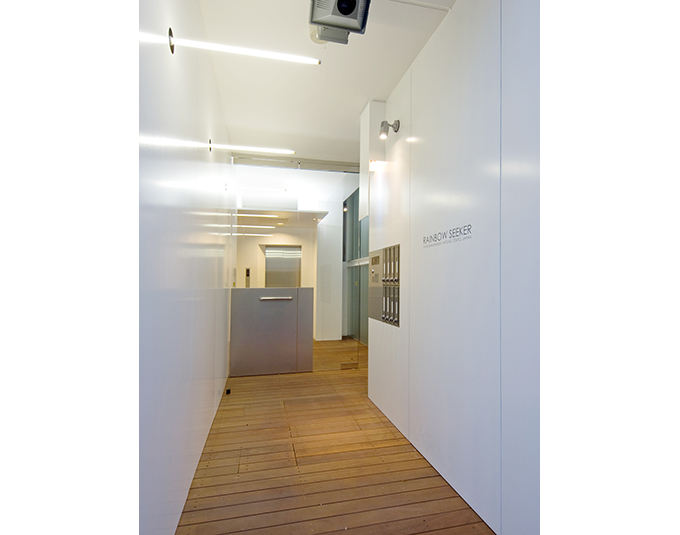 木製デッキのエントランスホール