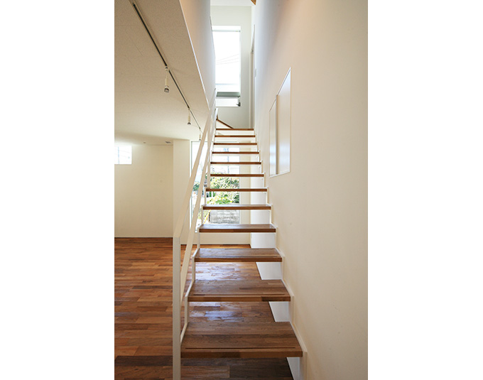 窓に面した鉄骨階段