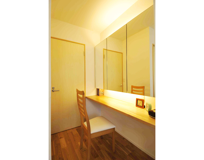 間接照明の灯りがもれるドレッサーカウンター