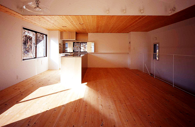 天井と床に無垢材を使用し、変化をつけたリノベーション