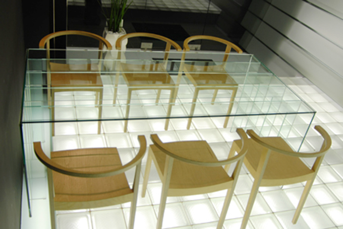 重ね合わせたガラスの面が美しいテーブル