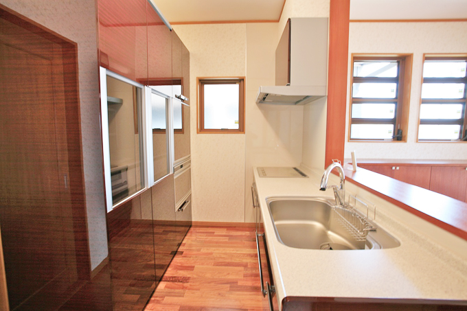 大容量の背面収納を設置したメインキッチン