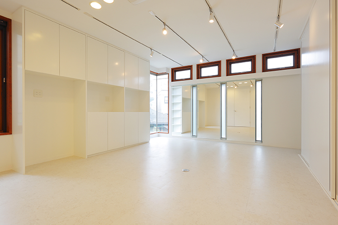 建具の赤色がインテリアのアクセント