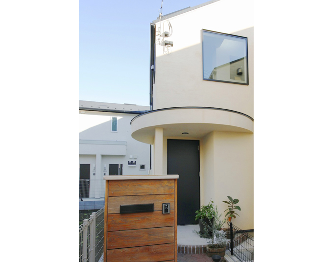 サークル状に突き出したユニークな玄関