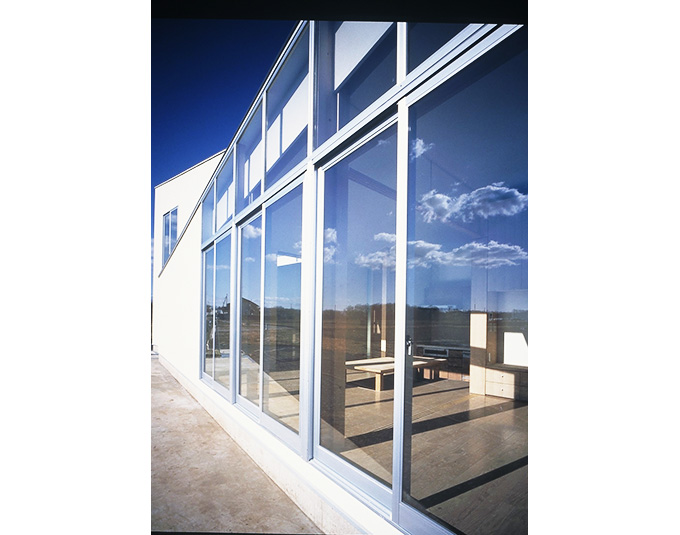 景色を映し出すガラス窓