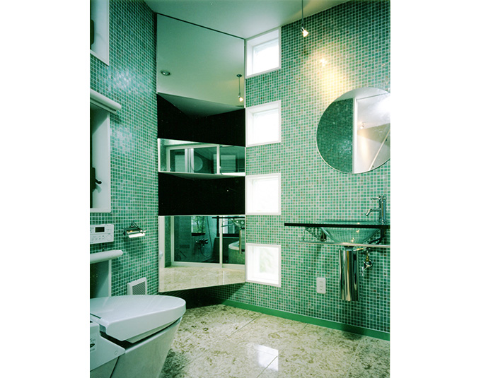 つながる「水どころ」、三角ミラーの収納