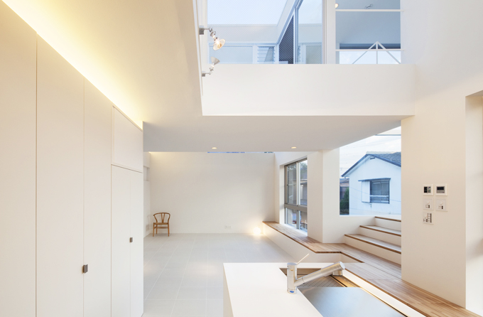 夕方の温かい光が差し込む2階キッチン