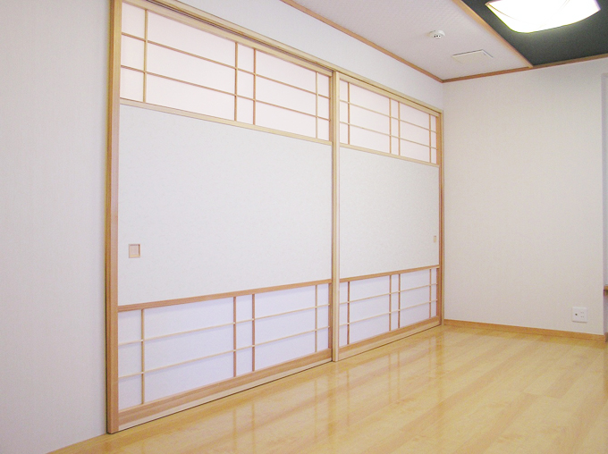 2枚立のふすまを配した店舗客室